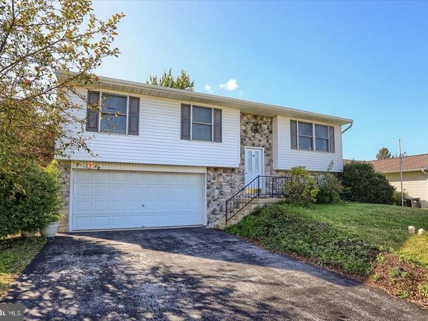 22 TREELINE DRIVE, NEWMANSTOWN, PA 17073