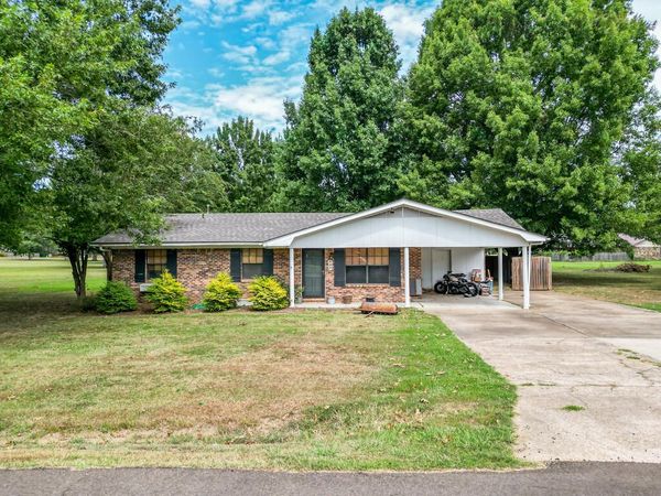 447 E Countiss, Bruce, MS 38915