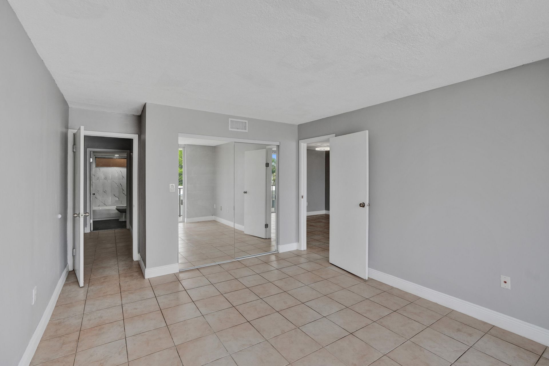 7601 Byron Avenue, Unit 3C, Miami Beach, FL 33141 Photo