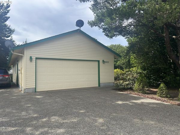 2022 40TH ST, Florence, OR 97439