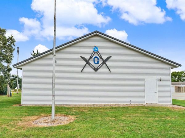 215 E Broadway St, Stanwood, IA 52337
