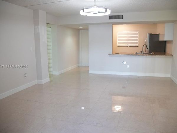 8635 NW 8th St, Unit 103, Miami, FL 33126