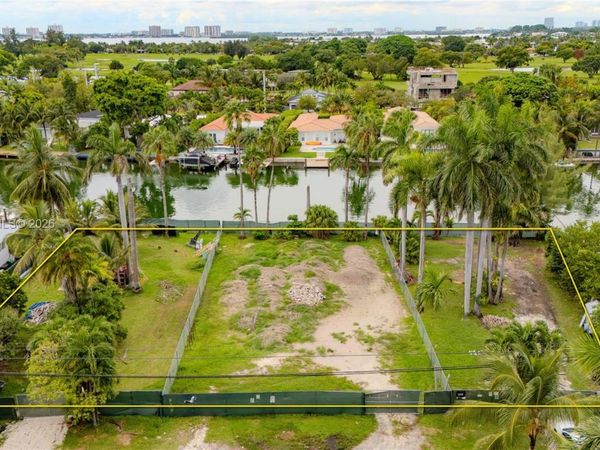 1415 Marseille Dr, Miami Beach, FL 33141