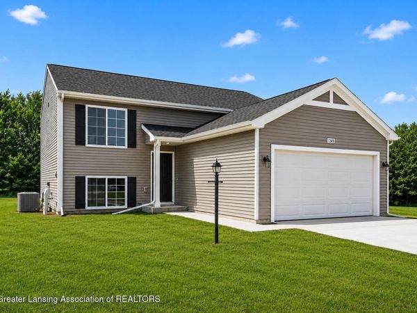 792 Saint Andrews Drive, Eaton Rapids, MI 48827