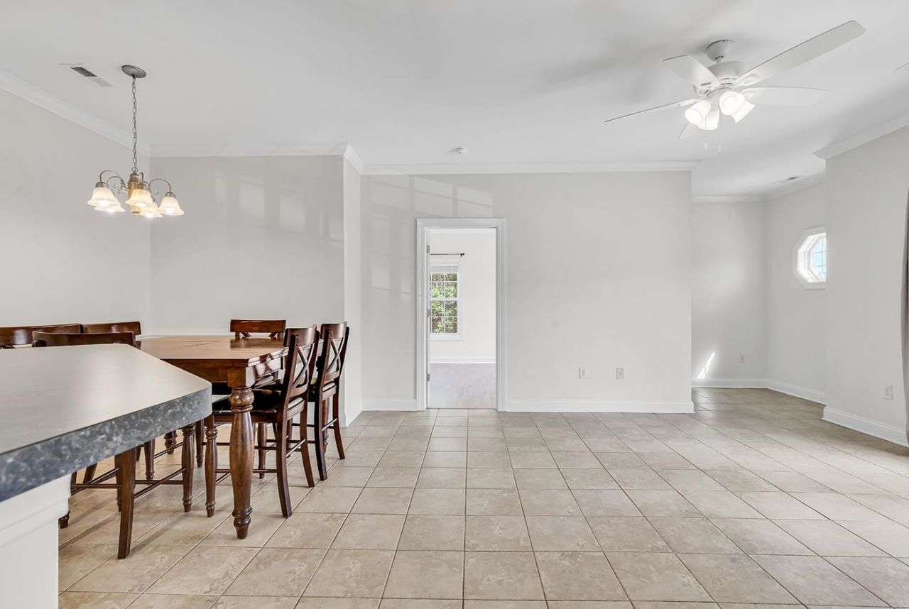 2061 Silvercrest Dr.  Photo 4