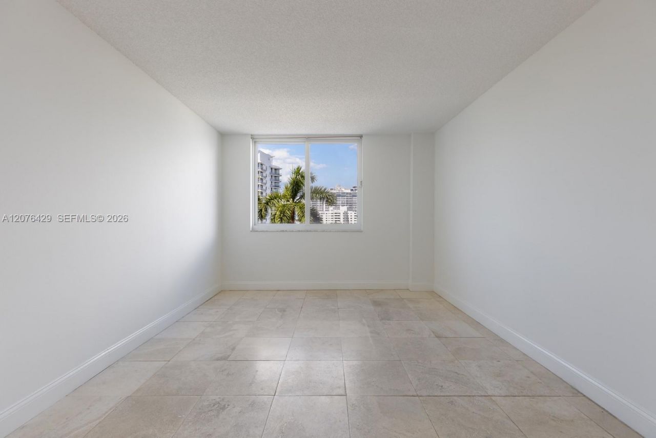 1621 Bay Rd, Unit 604, Miami Beach, FL 33139 Photo