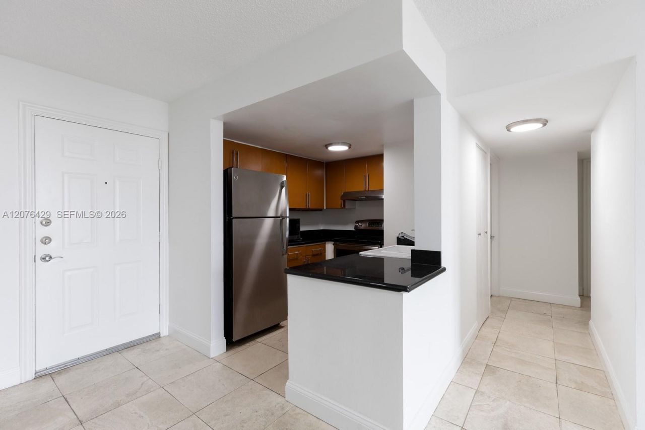 1621 Bay Rd, Unit 604, Miami Beach, FL 33139 Photo