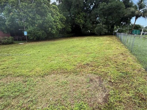2754 NW 49th St, Miami, FL 33142