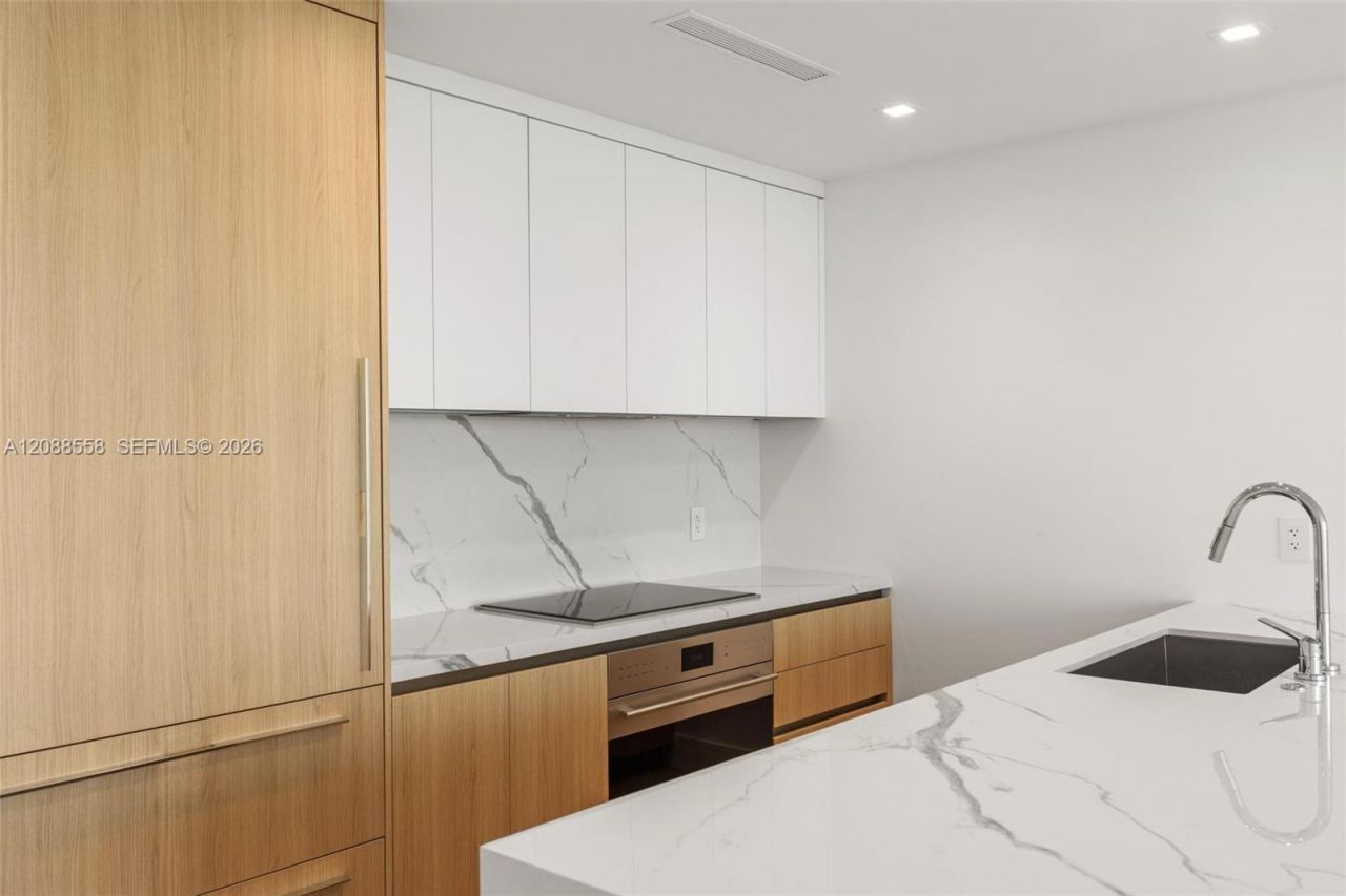 2411 Laguna Circle, Unit 2803, Miami, FL 33181 Photo