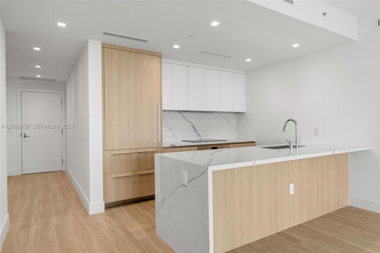 2411 Laguna Circle, Unit 2803, Miami, FL 33181 Photo