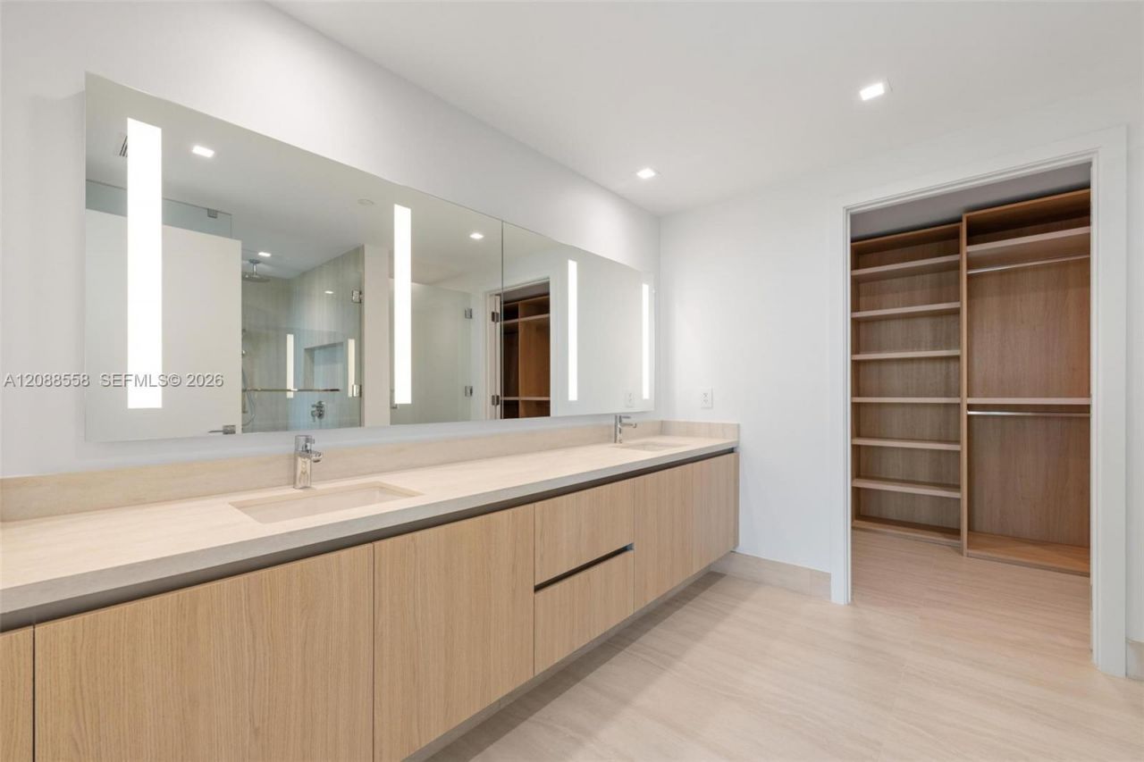2411 Laguna Circle, Unit 2803, Miami, FL 33181 Photo