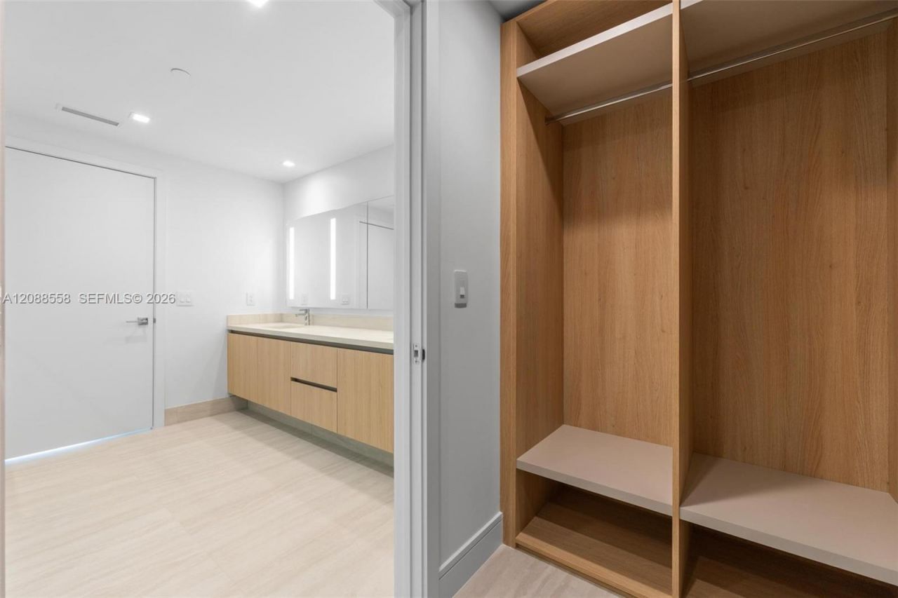 2411 Laguna Circle, Unit 2803, Miami, FL 33181 Photo