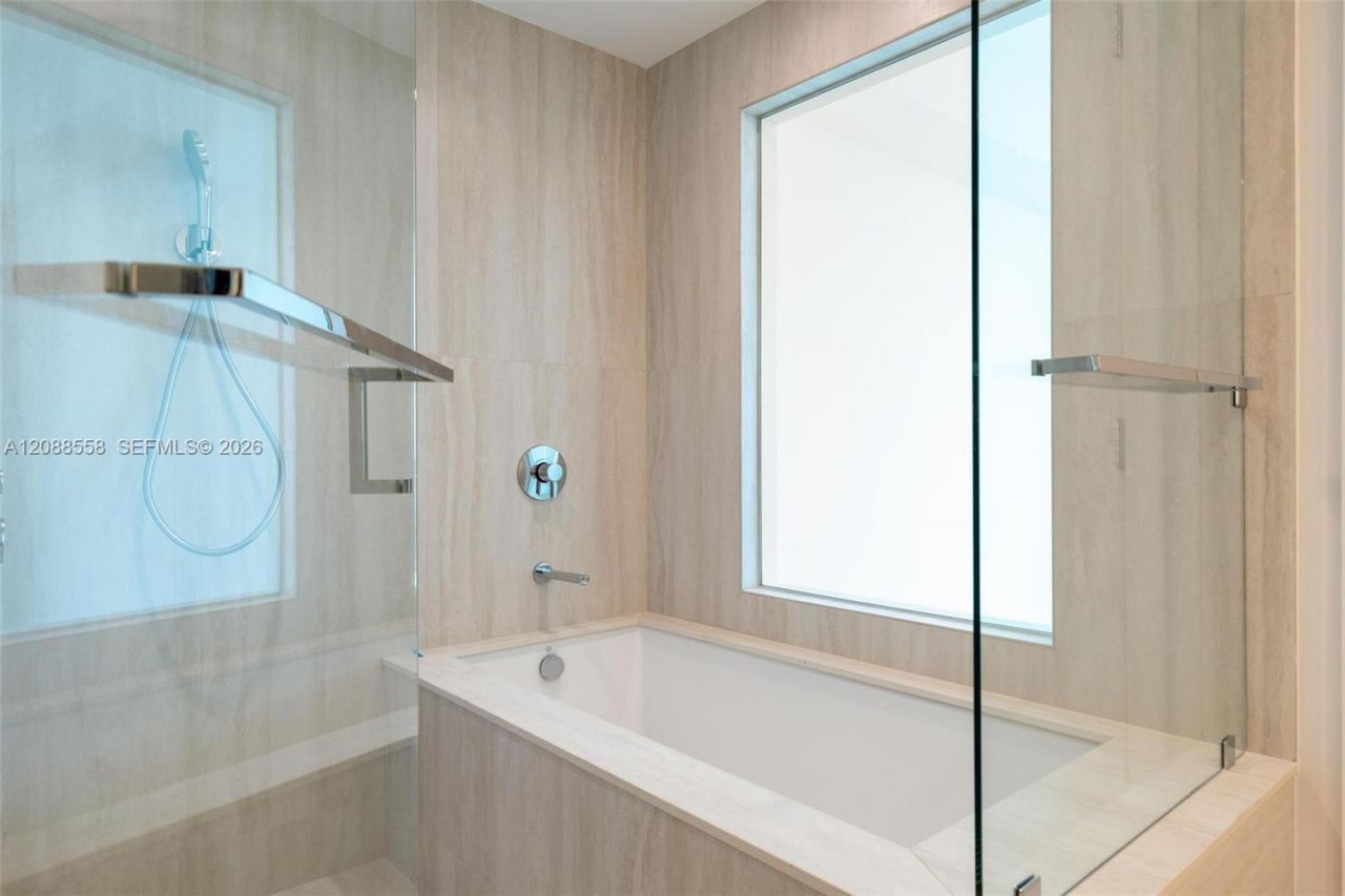 2411 Laguna Circle, Unit 2803, Miami, FL 33181 Photo