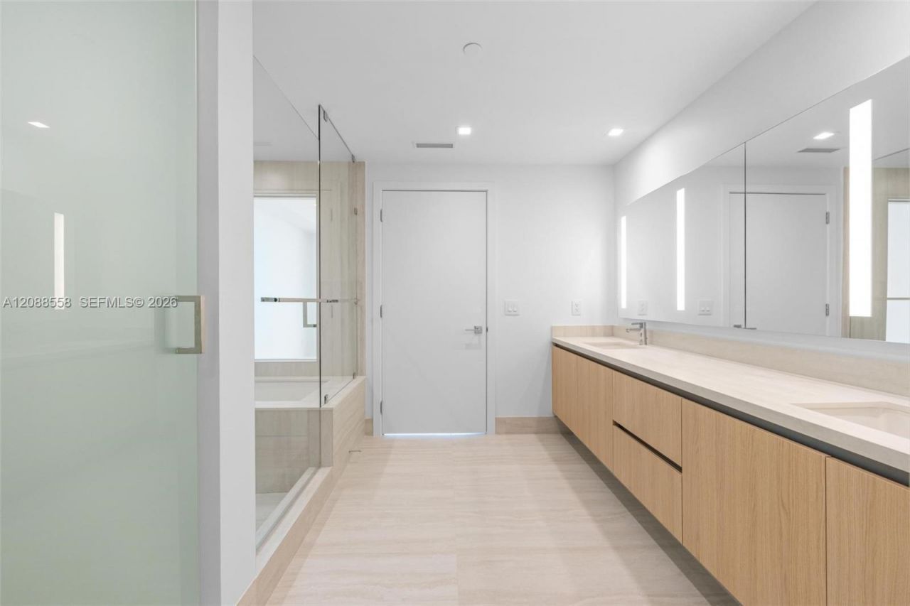 2411 Laguna Circle, Unit 2803, Miami, FL 33181 Photo