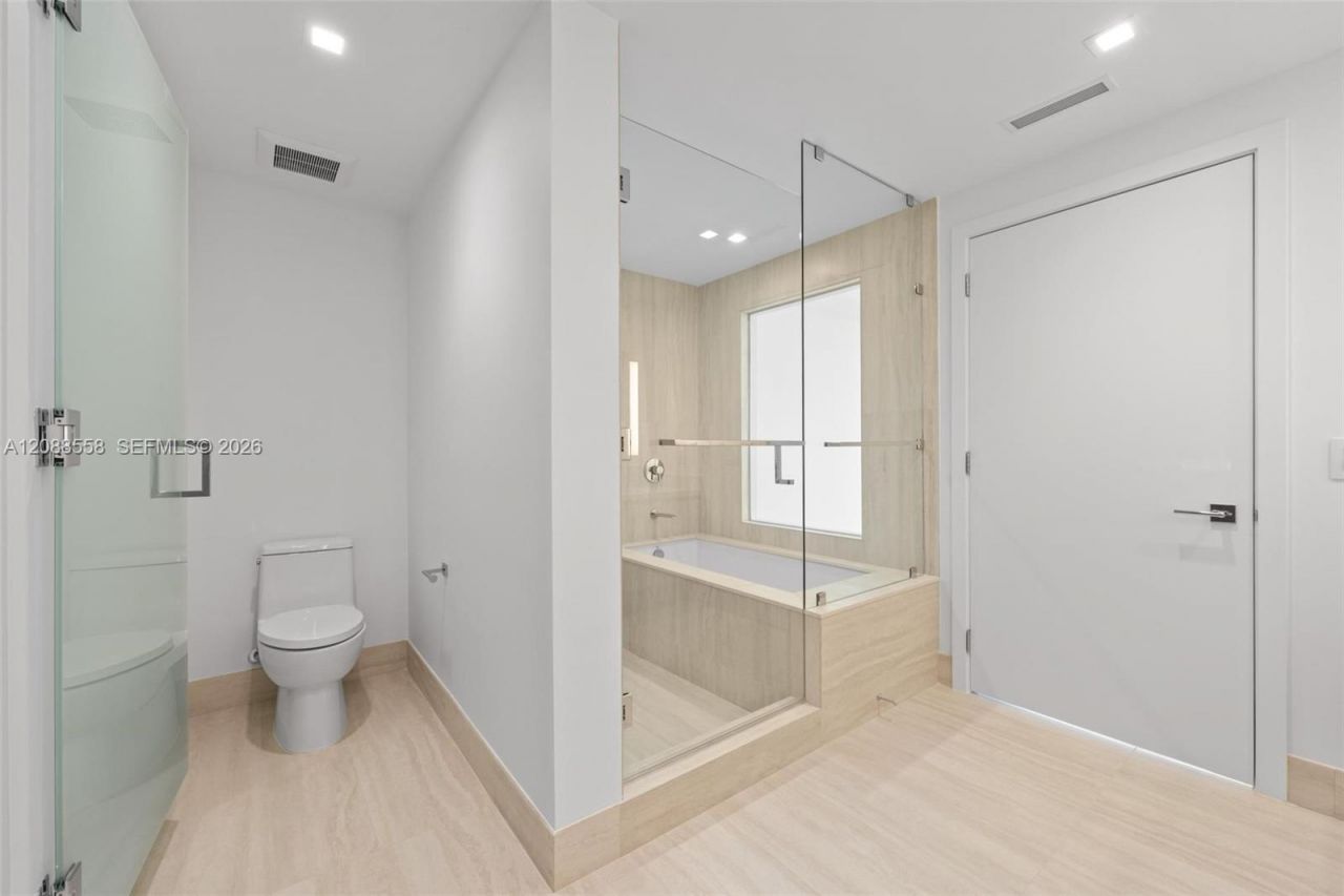 2411 Laguna Circle, Unit 2803, Miami, FL 33181 Photo