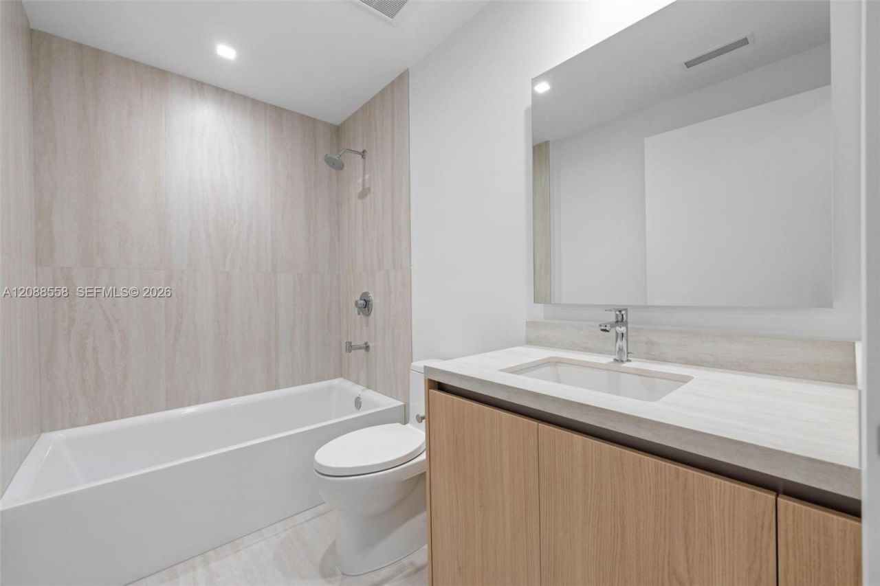 2411 Laguna Circle, Unit 2803, Miami, FL 33181 Photo