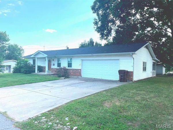 105 S Sanderson Avenue, Elsberry, MO 63343