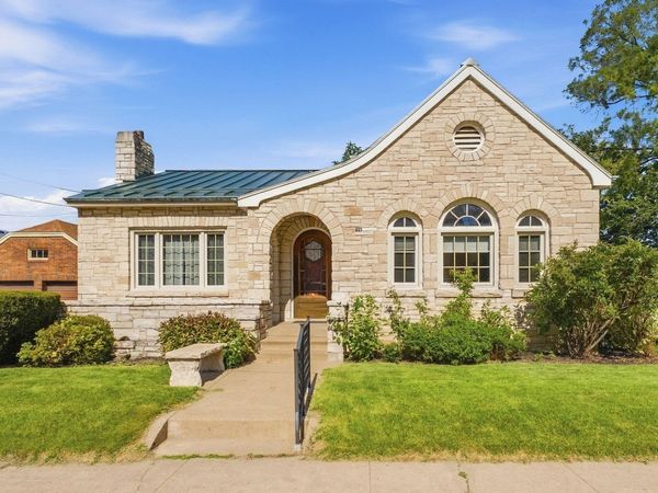 711 SYCAMORE ST, Muscatine, IA 52761
