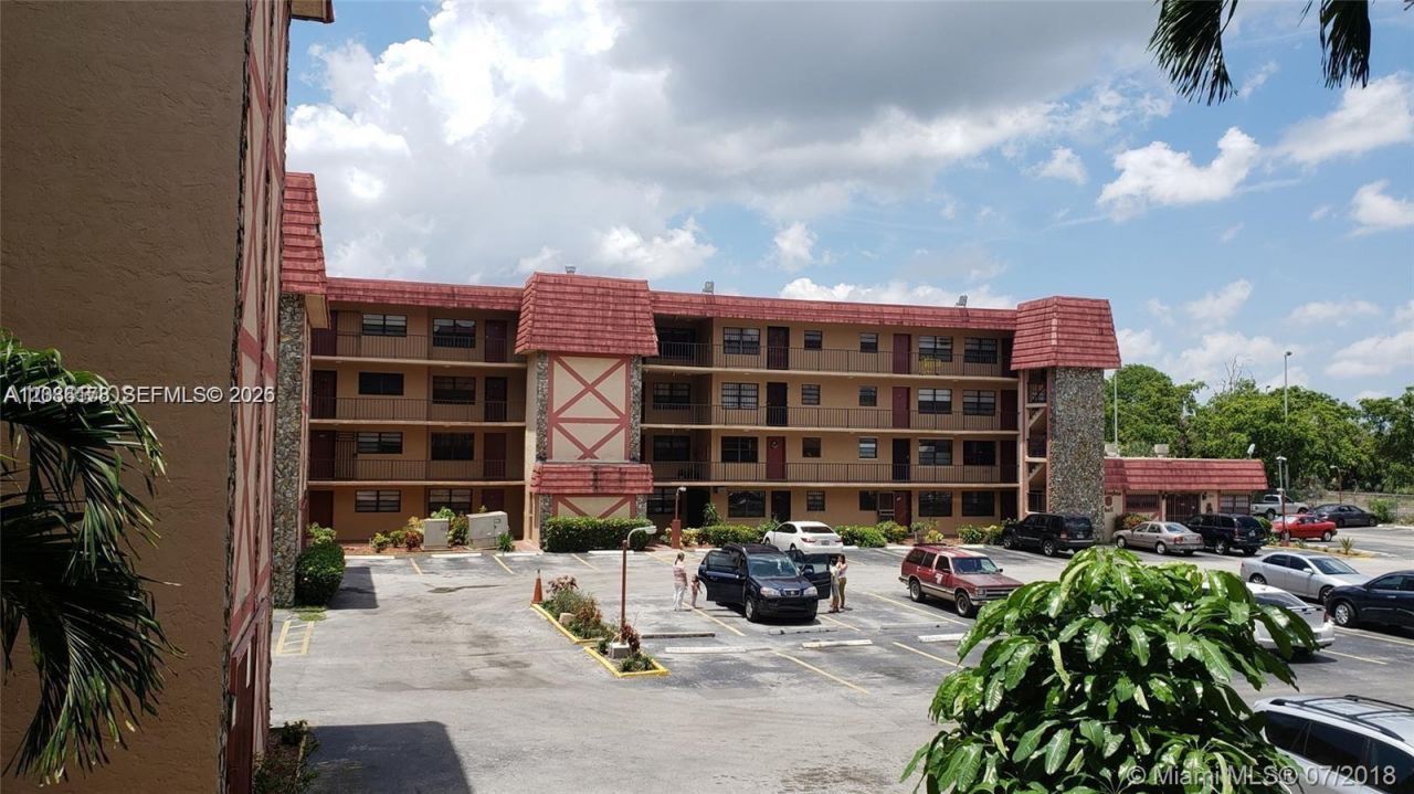 1325 W 68th St, Unit 214, Hialeah, FL 33014 Photo