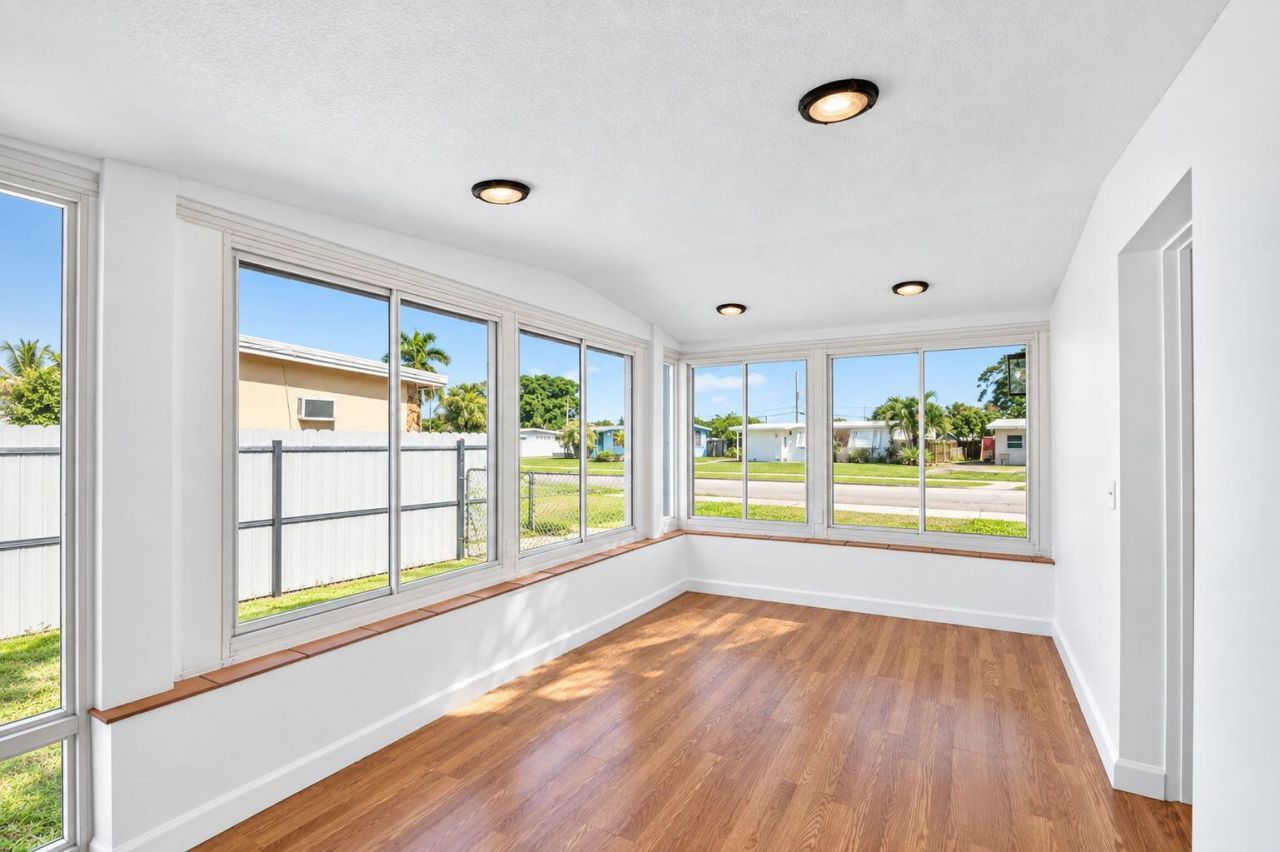 5678 Cinnamon Drive, West Palm Beach, FL 33415 Photo