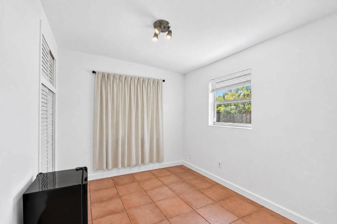 5678 Cinnamon Drive, West Palm Beach, FL 33415 Photo