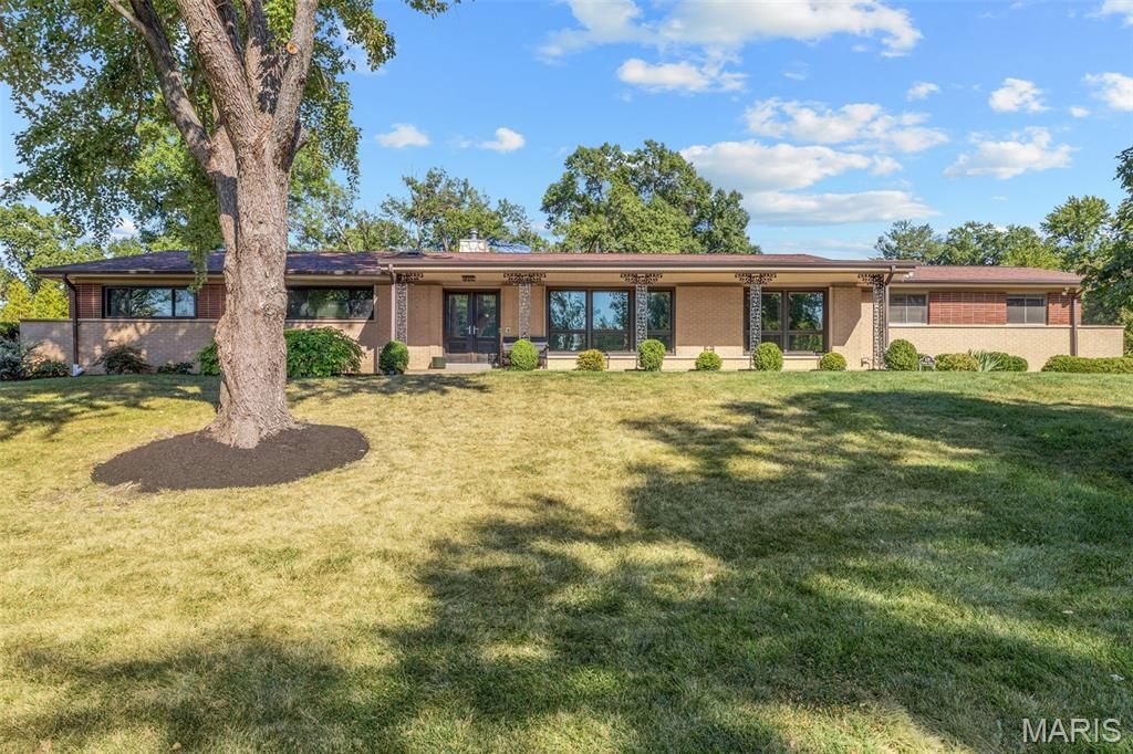 536 Fairways Circle, Creve Coeur, MO 63141 Main Photo