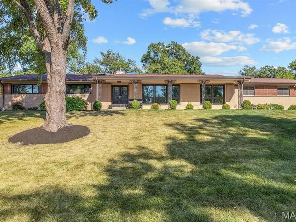 536 Fairways Circle, Creve Coeur, MO 63141