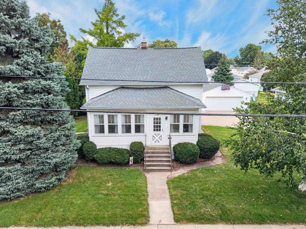 1126 W 6th Avenue, Oshkosh, WI 54902