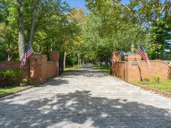70 Sutton Rd, Tewksbury, NJ 08833