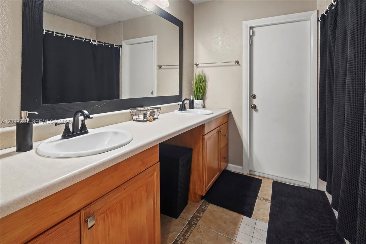 10650 NW 42nd Dr, Coral Springs, FL 33065 Photo