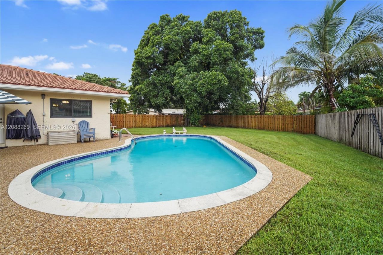 10650 NW 42nd Dr, Coral Springs, FL 33065 Photo