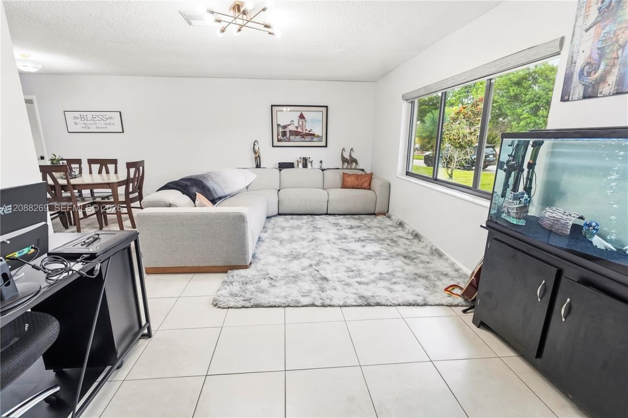 10650 NW 42nd Dr, Coral Springs, FL 33065 Photo