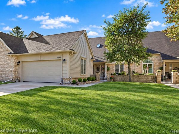 16820 Crystal Drive, Unit 17, Macomb Township, Mi 48042