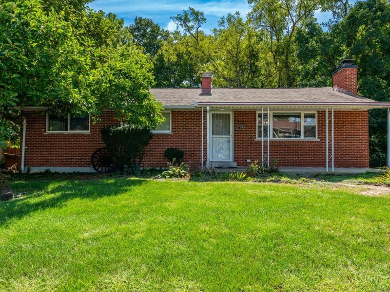 712 Peach Orchard Drive, West Carrollton, OH 45449 Photo 1