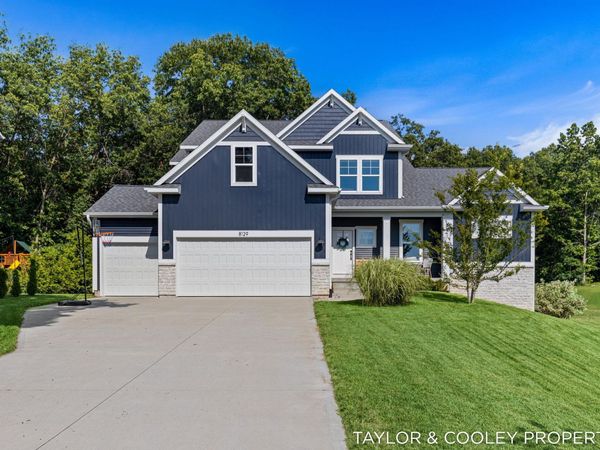8129 Honeysuckle Hill Court SE, Grand Rapids, MI 49512