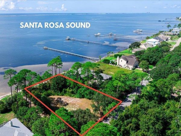 6811 Tidewater Dr, Navarre, FL 32566