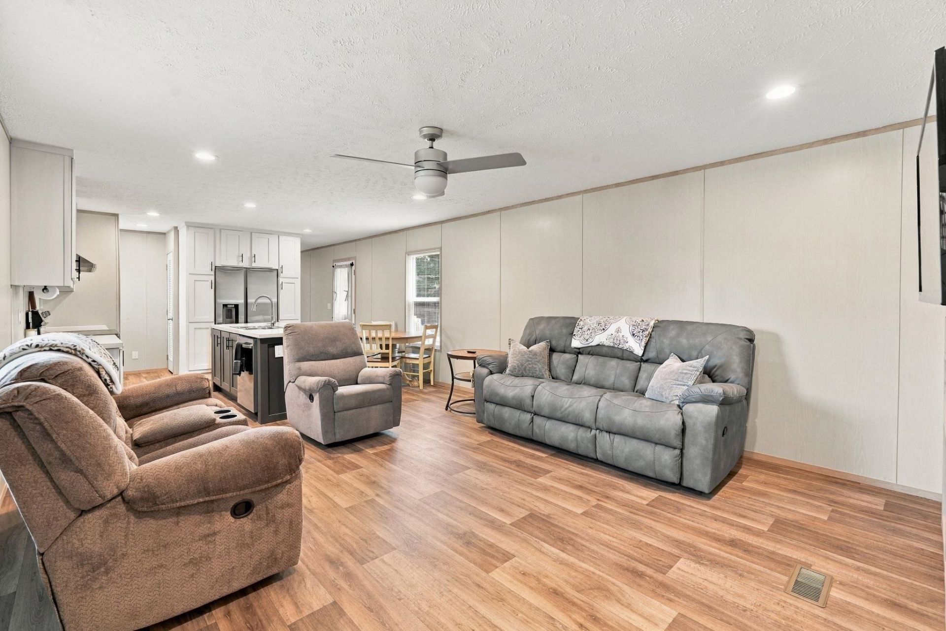 565 Summer Dr. Photo 15