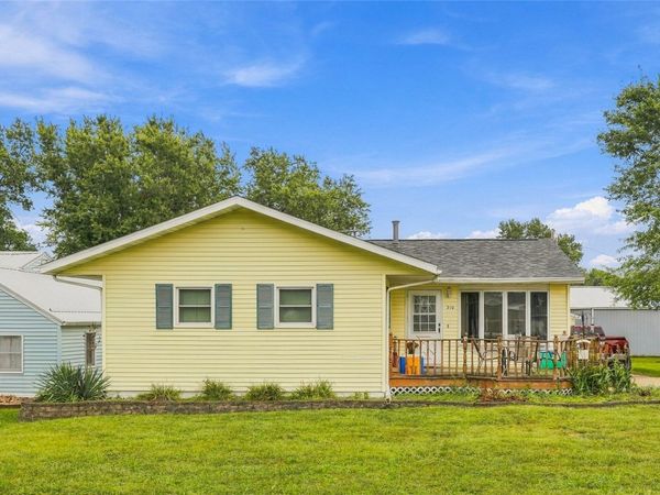 210 Water St, Center Point, IA 52213