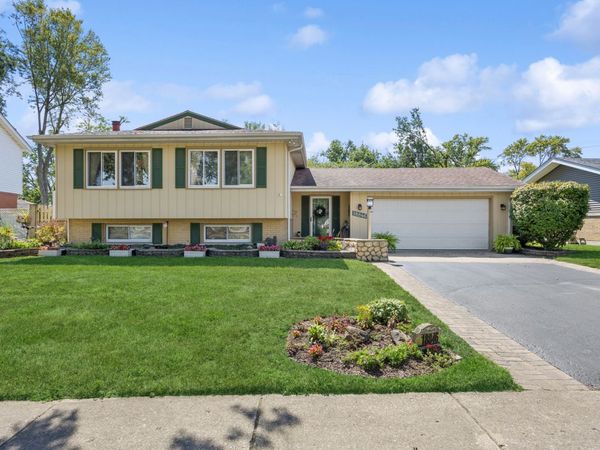 18846 Queens Road , Homewood, IL 60430