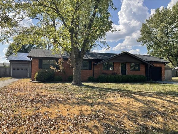 900 S Oak Hill Street, Siloam Springs, AR 72761
