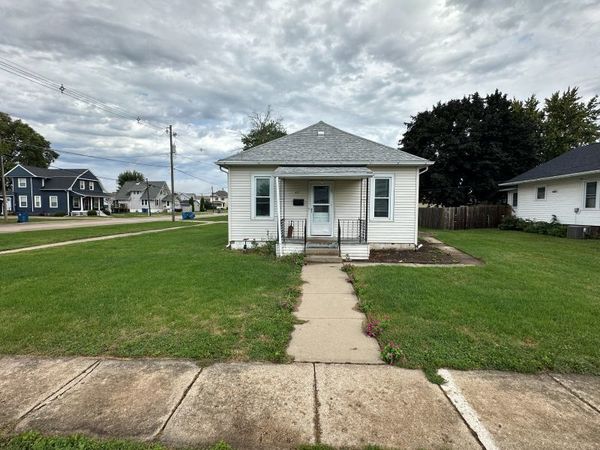 422 6th Street , De Witt, IA 52472