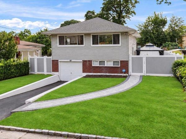 187 Catherine Street , Westbury, NY 11590