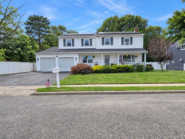 362 Singingwood Drive , Holbrook, NY 11741