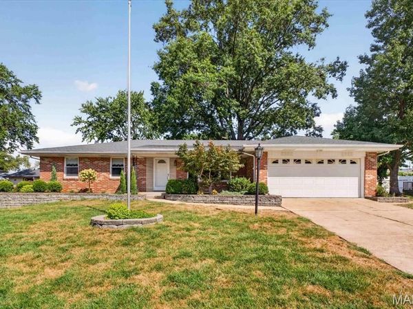 5827 Pebble Oak Drive, St Louis, MO 63128