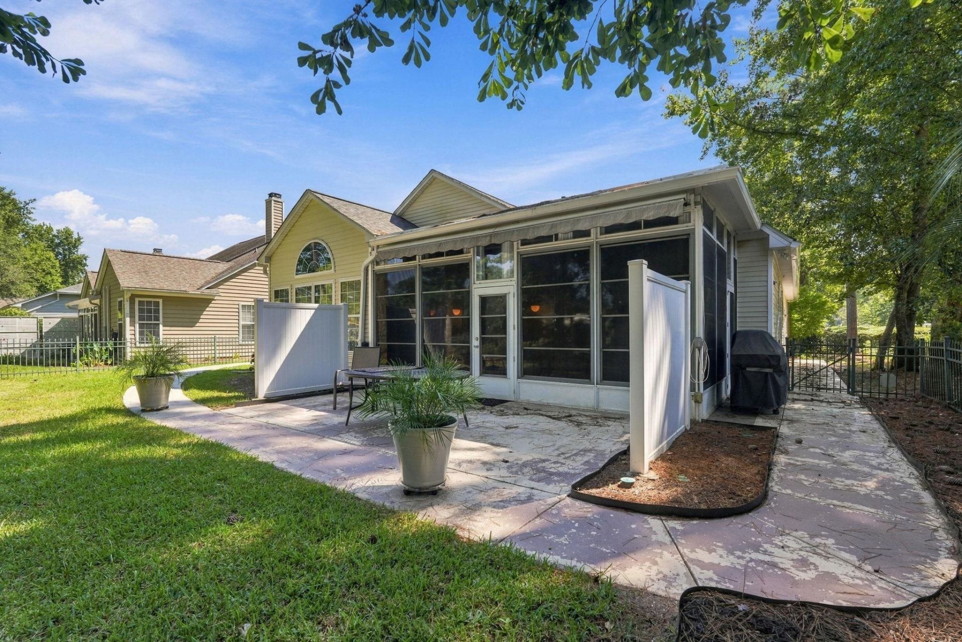 1186 N Blackmoor Dr. Photo 37