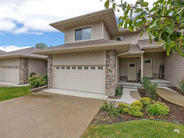 6 Holiday Ridge Ln, Coralville, IA 52241
