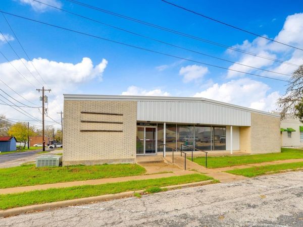 605 Upton Ave, Schulenburg, TX 78956
