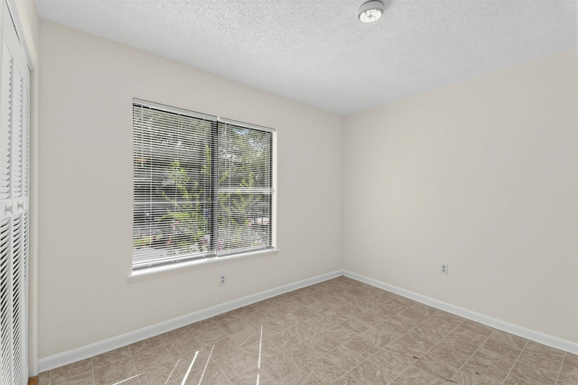 405 Harbison Boulevard Photo 9