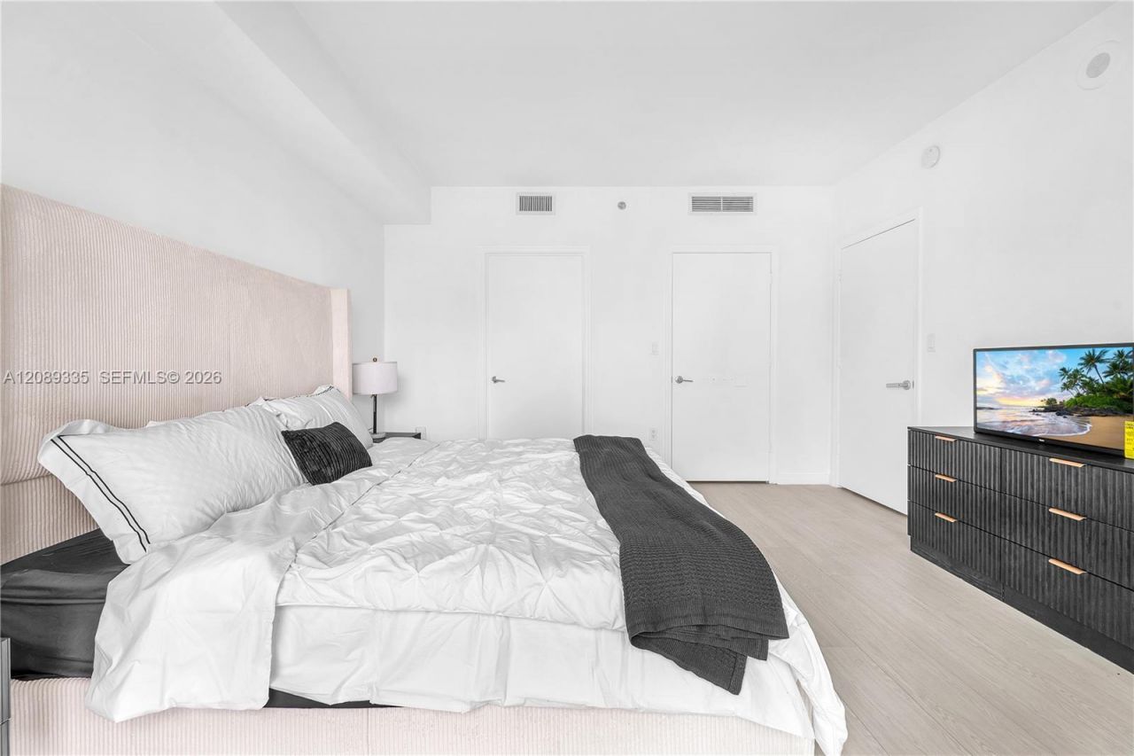 500 Brickell Ave , Unit 1605, Miami, FL 33131 Photo
