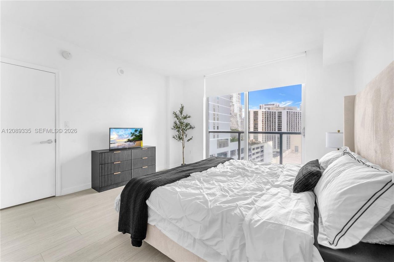 500 Brickell Ave , Unit 1605, Miami, FL 33131 Photo